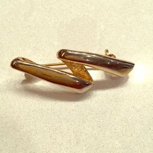 Beautiful Gold tone Pin